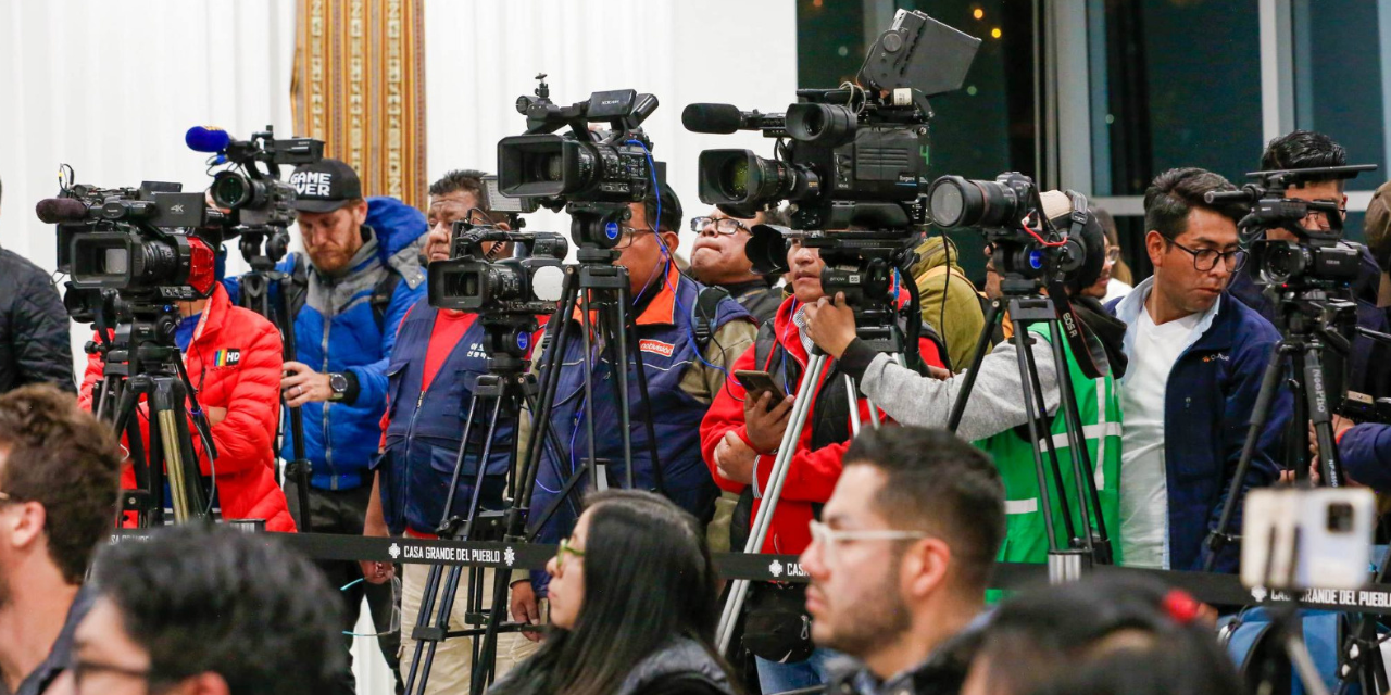 Periodistas en ejercicio de su labor, que muchas veces se extiende a fines de semana y feriados.