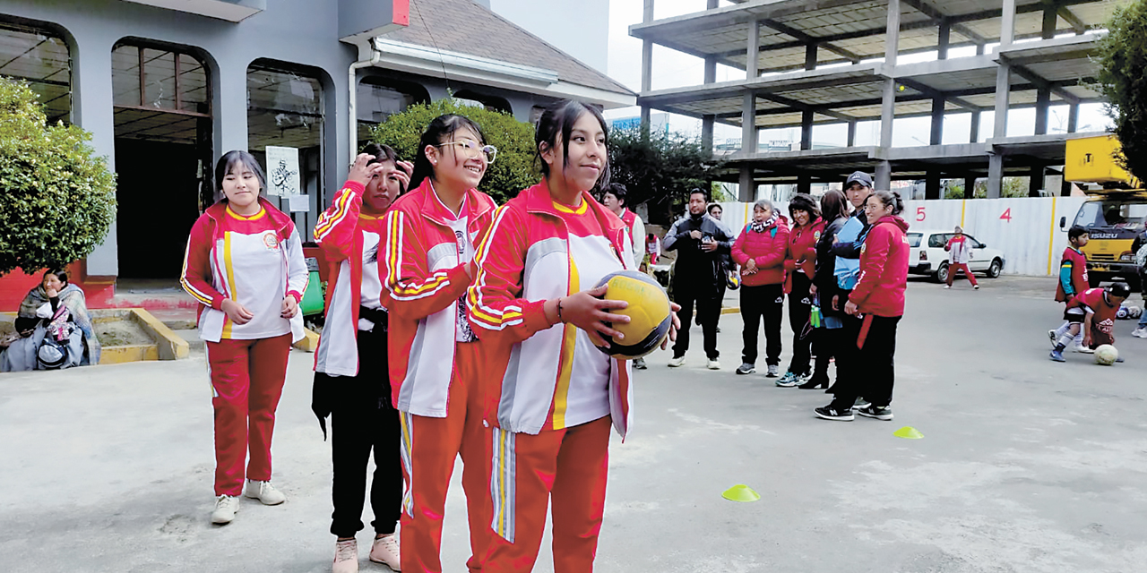 Estudiantes con traje deportivo.