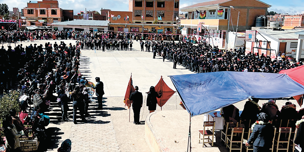 Estudiantes en el patio del colegio.