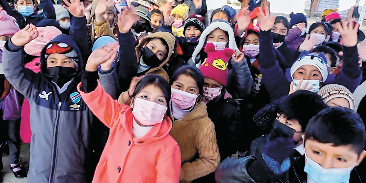 Estudiantes con medidas de bioseguridad.