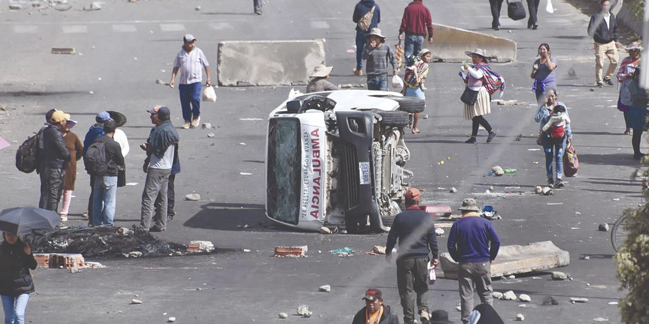 La ambulancia que fue emboscada tras una falsa llamada de emergencia.