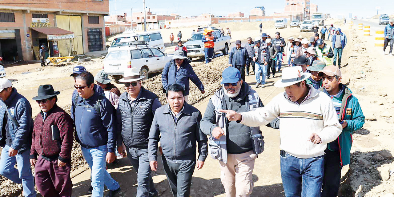 El diputado Sandro Ramírez (foto centro) con vecinos en la inspección de la obra de ocho carriles en Senkata.