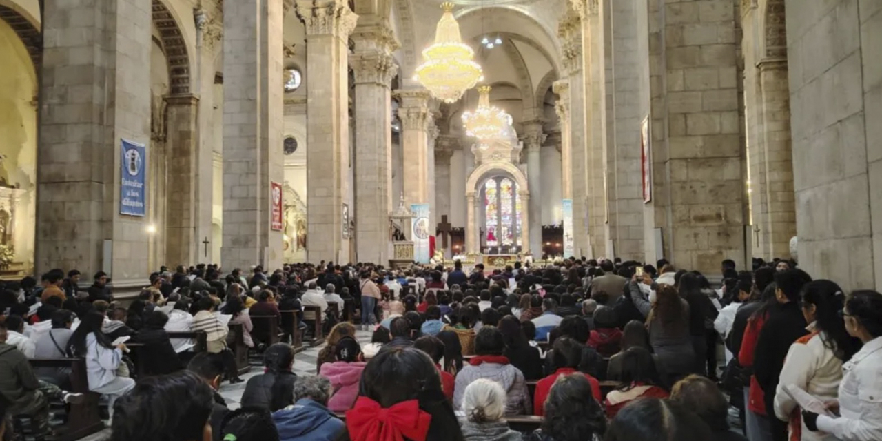 Feligreses participan de la misa de Corpus Christi.