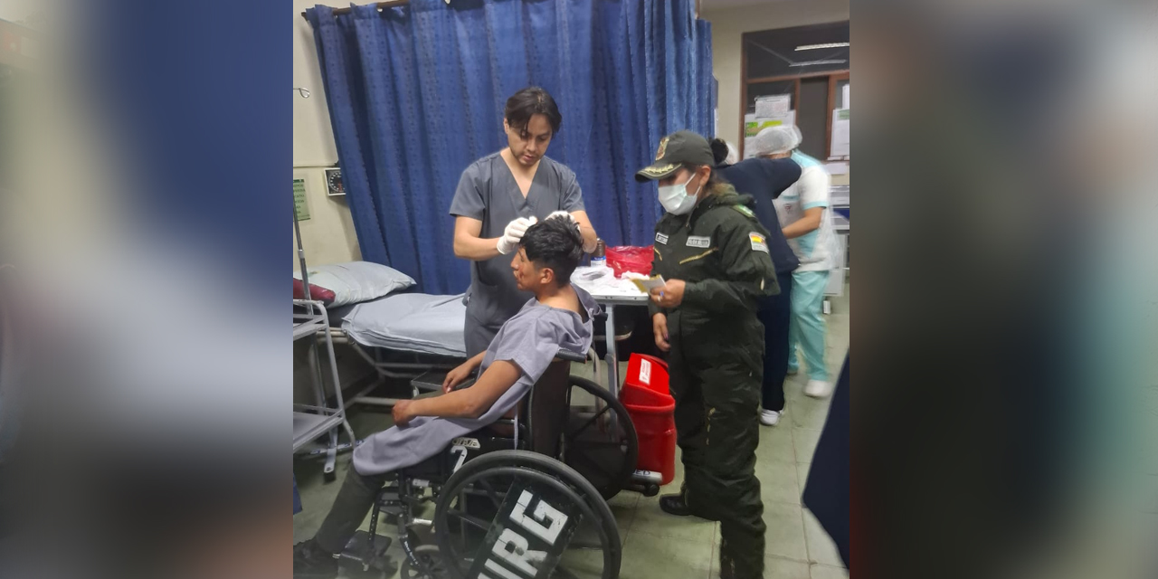 Policía herido es atendido por personal de salud.