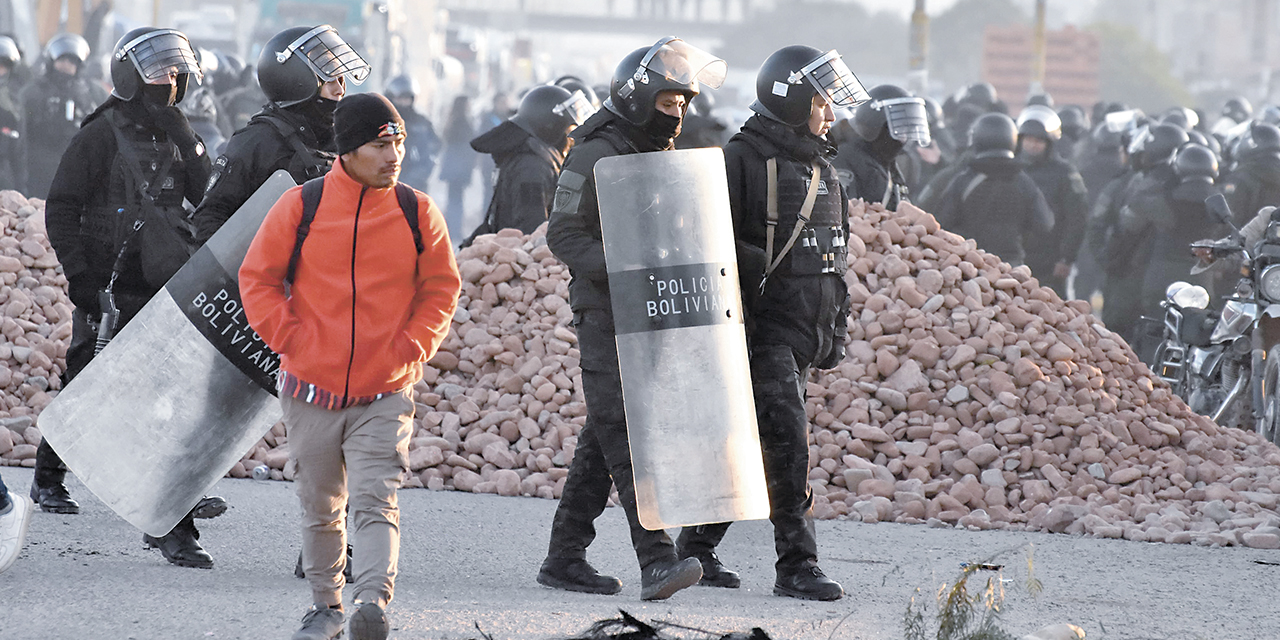 Policías desbloquean la carretera al occidente.