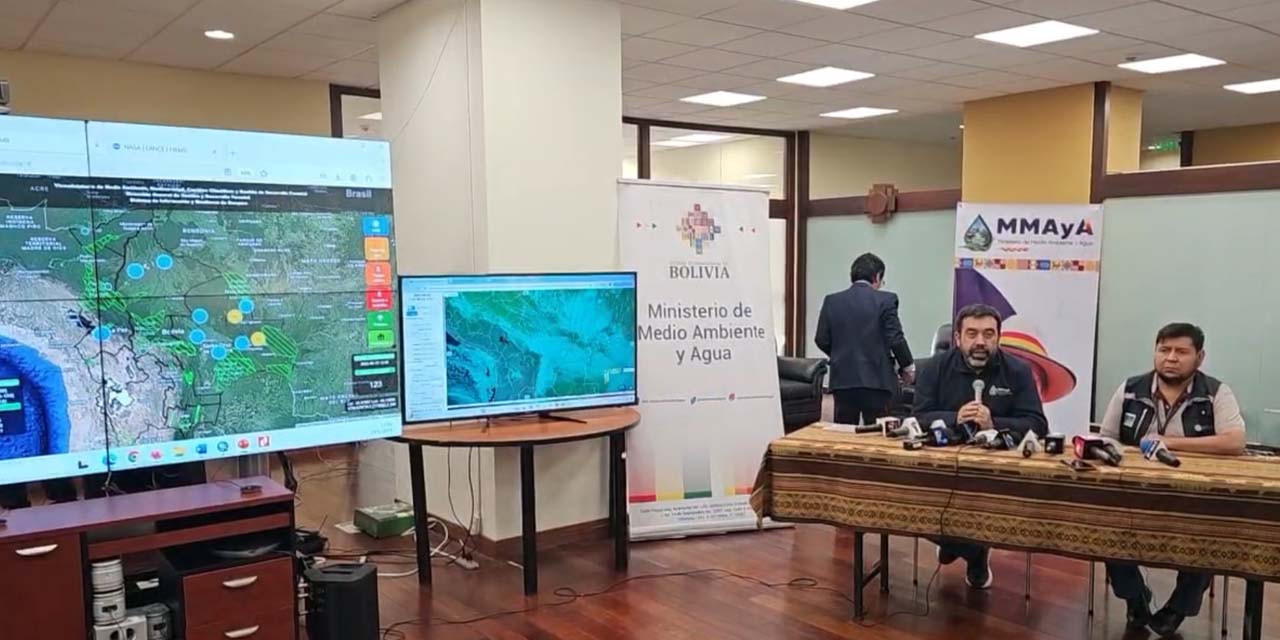 El ministro de Medio Ambiente y Agua, Álvaro Ruiz, presenta el sistema.