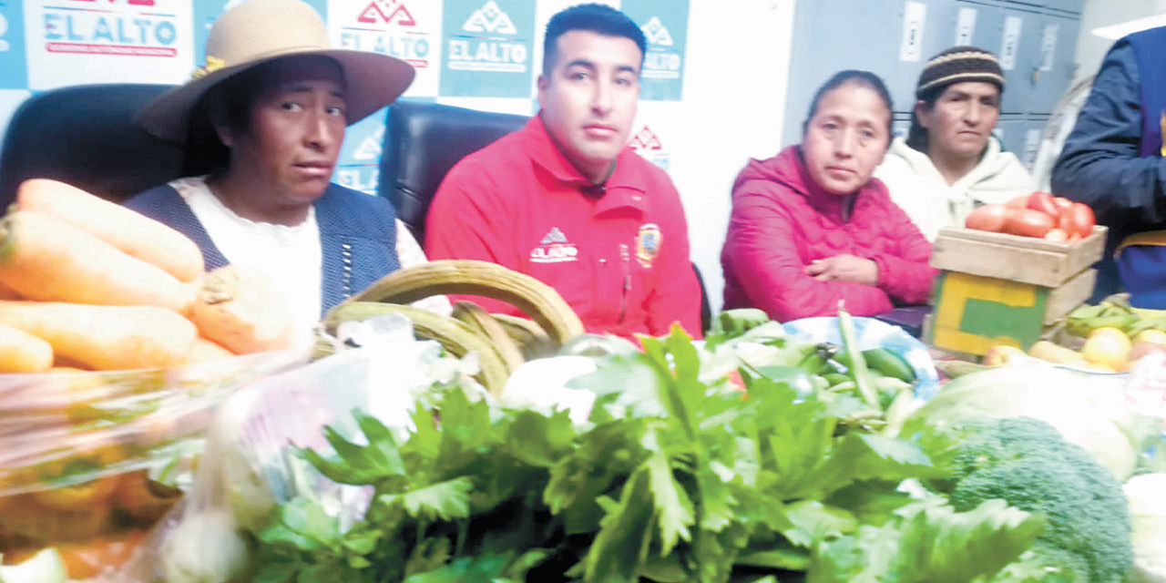 Autoridades y productores en la presentación del evento.