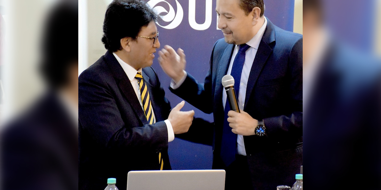 El director de ADSIB, Bladimir Magne, junto al rector de la UPB, Oscar Molina. 