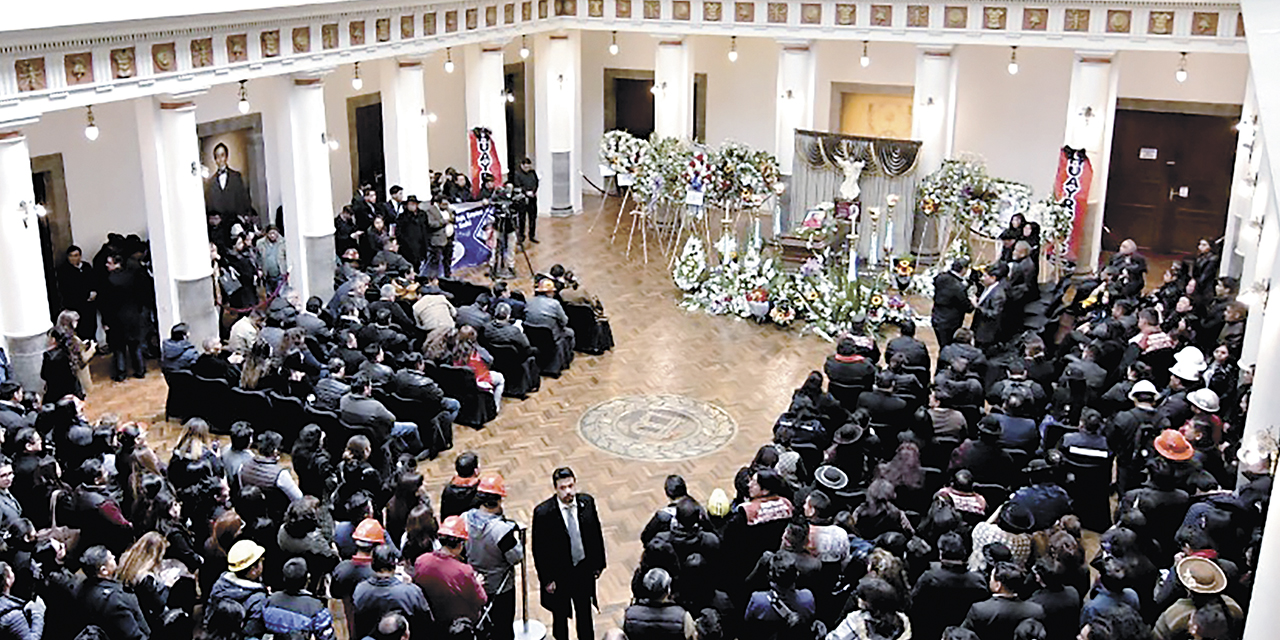 Velorio de Erland Rodríguez en el hall del ex Palacio de Gobierno.