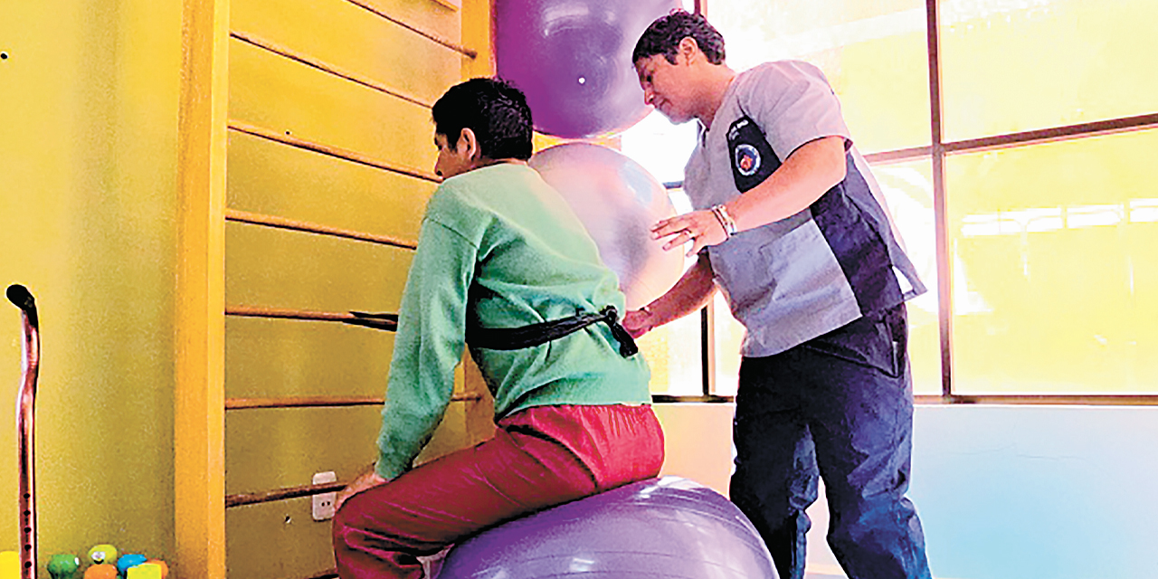 Una persona con discapacidad recibe atención de fisioterapia.