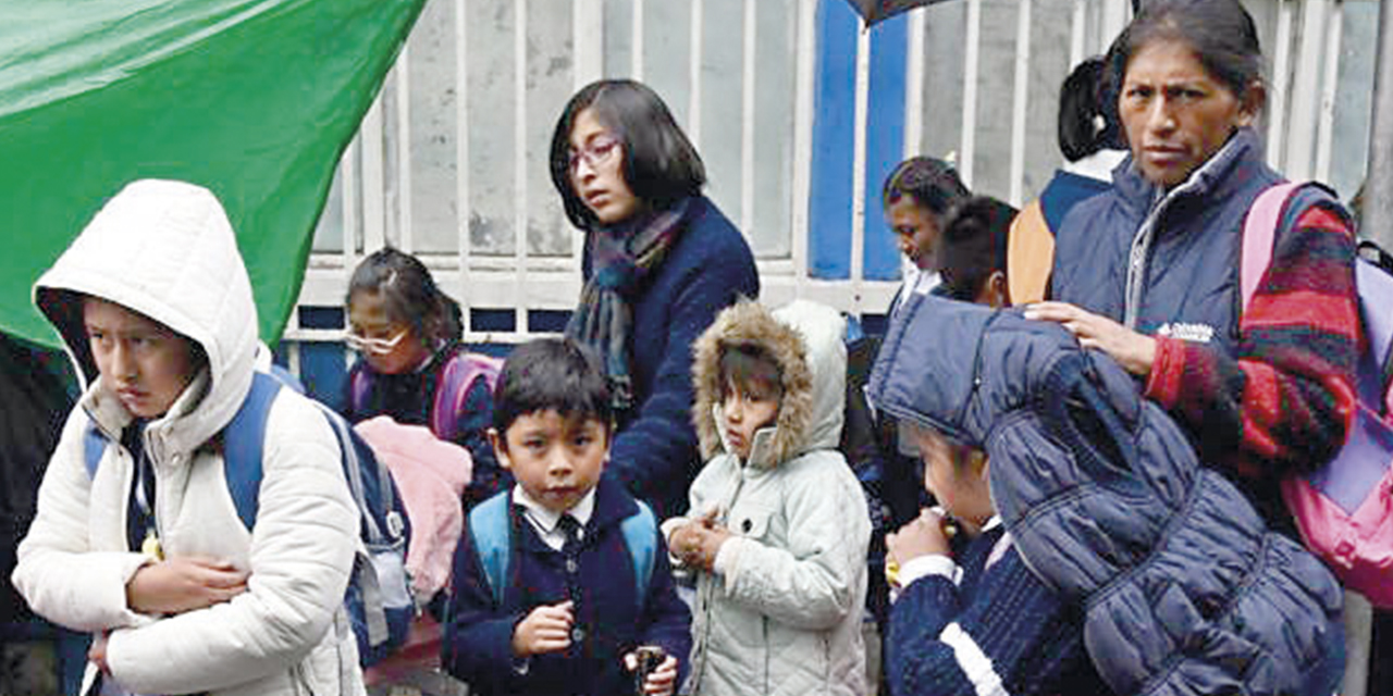 En Tarija los estudiantes ingresaron hoy a sus aulas en el horario de invierno.