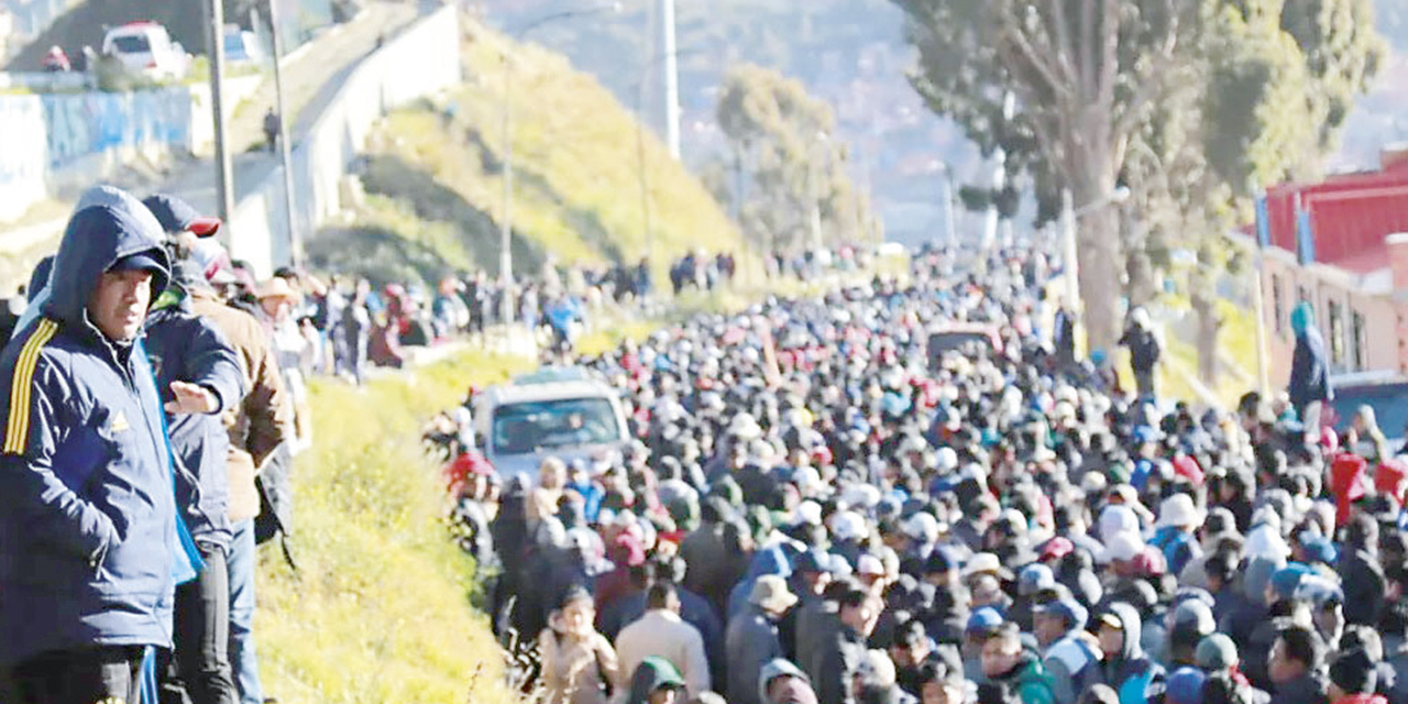 Choferes marchan en La Paz.