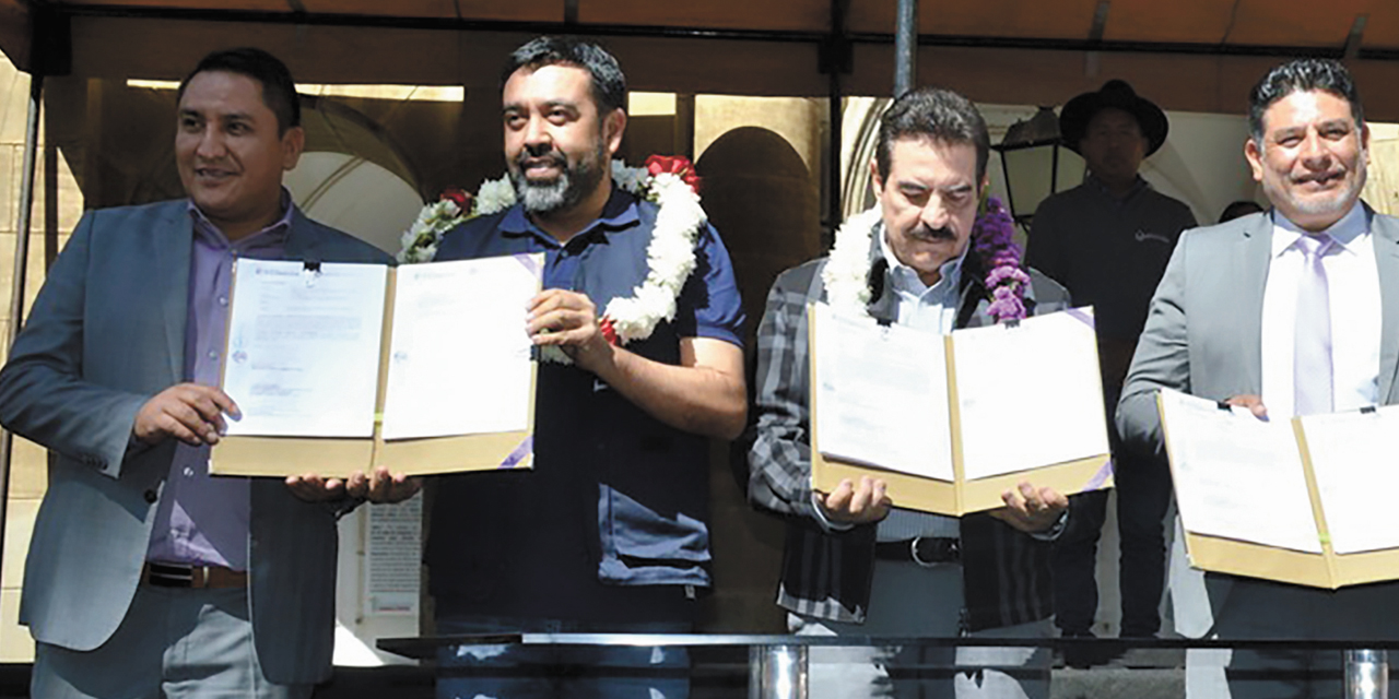Autoridades con el convenio.