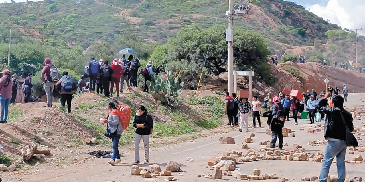 Bloqueo evista en la carretera a Cochabamba.