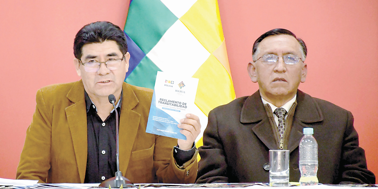 El Ministro de Educación da a conocer el Reglamento.