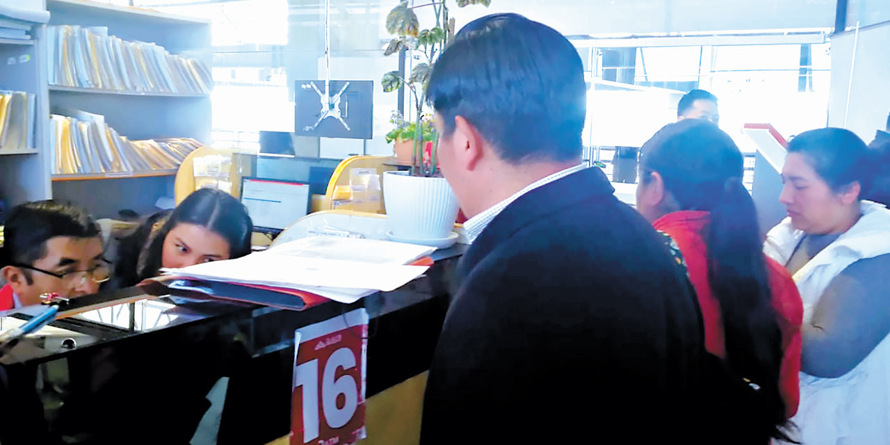 Contribuyentes con el pago de sus obligaciones. 