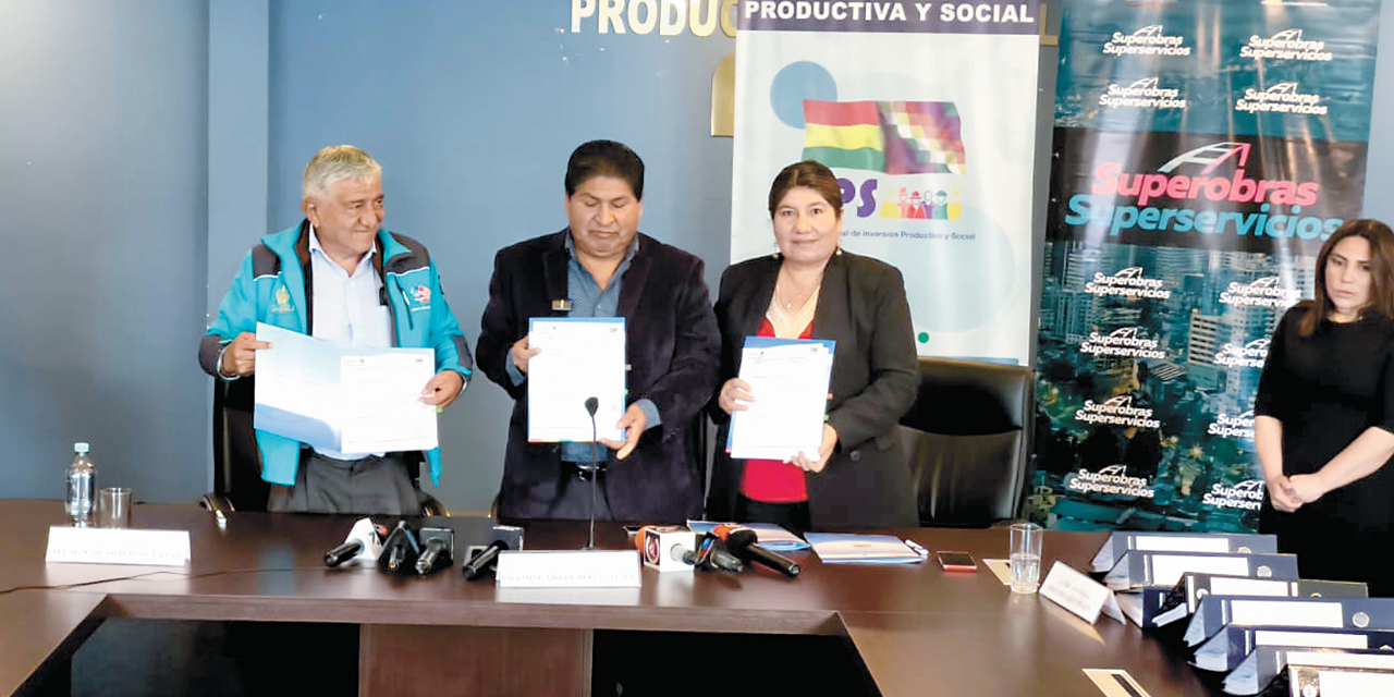 Las autoridades en la firma del convenio. 