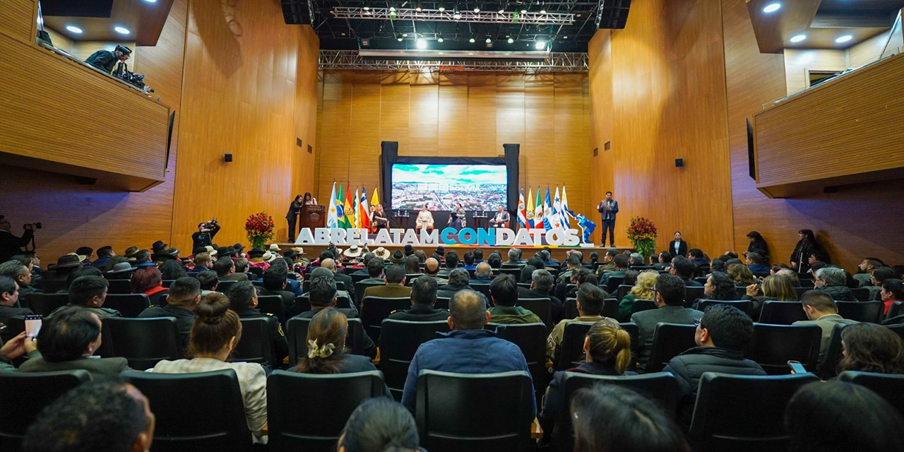 Bolivia inaugura Abrelatam 2025 con llamado a democratizar datos
