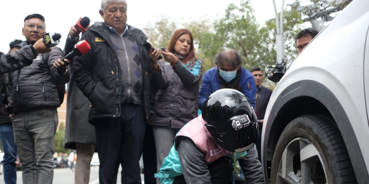 El alcalde Iván Arias en el lanzamiento de los parqueos tarifados en La Paz.