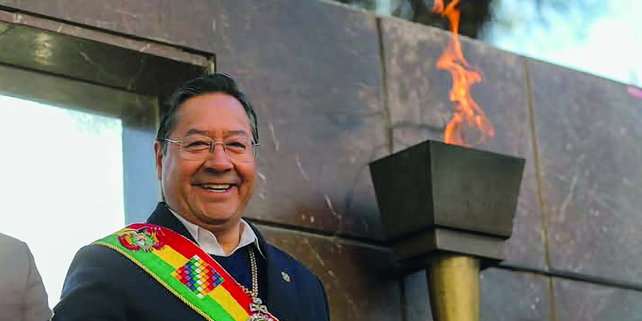 El Jefe de Estado, junto con el Vicepresidente  y otras autoridades, entregó ofrendas florales a los pies del monumento a Pedro Domingo Murillo.