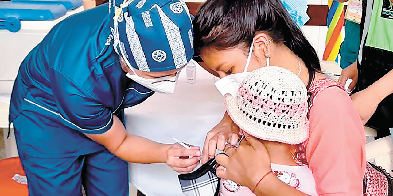Una niña es inmunizada contra la epidemia del sarampión.