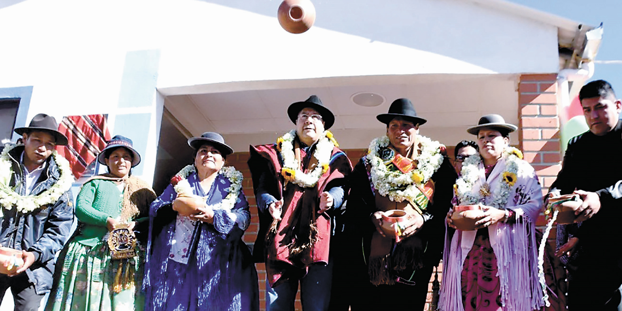 El presidente Luis Arce durante la inauguración de viviendas dignas en La Paz.