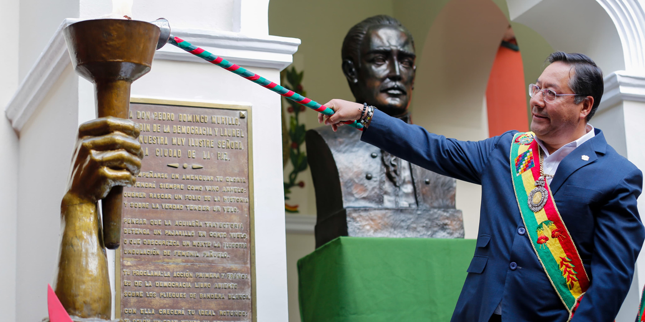 El presidente Luis Arce y el alcalde de La Paz, Iván Arias, en el encendido de la tea de Pedro Domingo Murillo. Foto: GAMLP