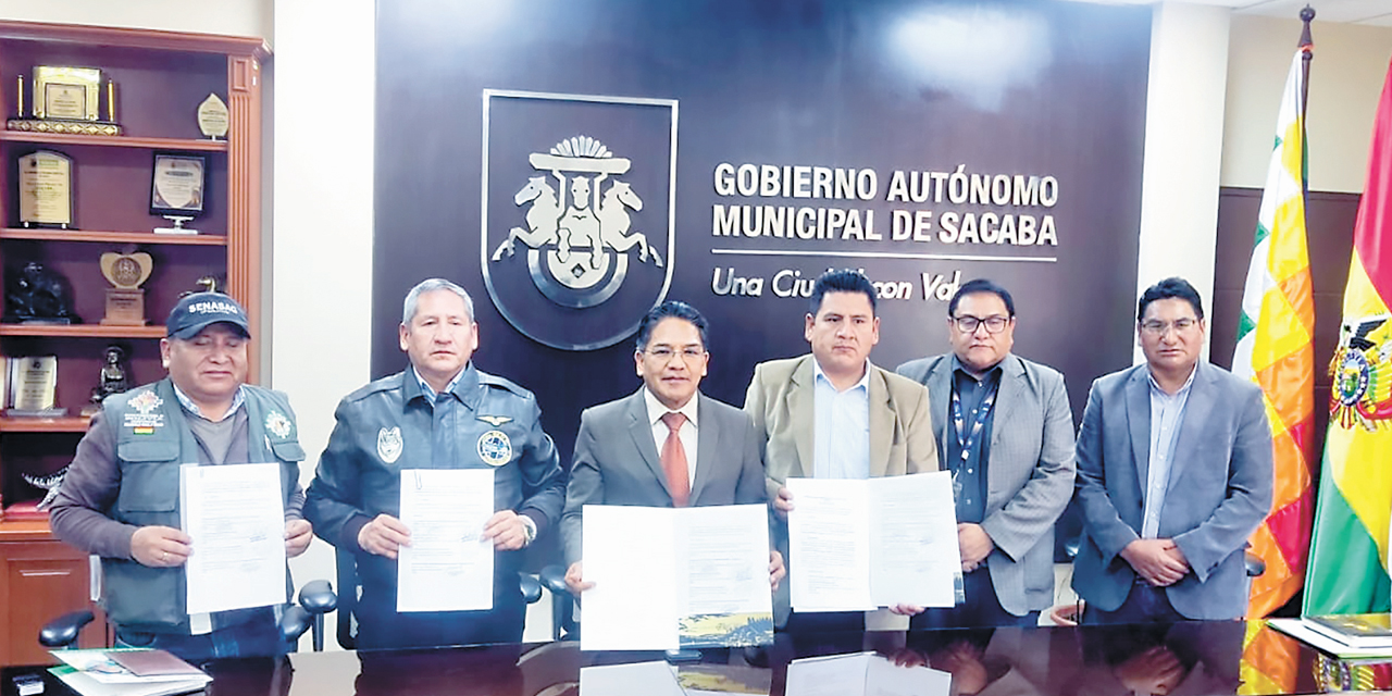 Firma del convenio entre autoridades.