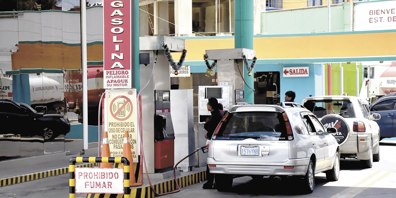 Vehículos se aprovisionan con combustible en una estación de servicio. 
