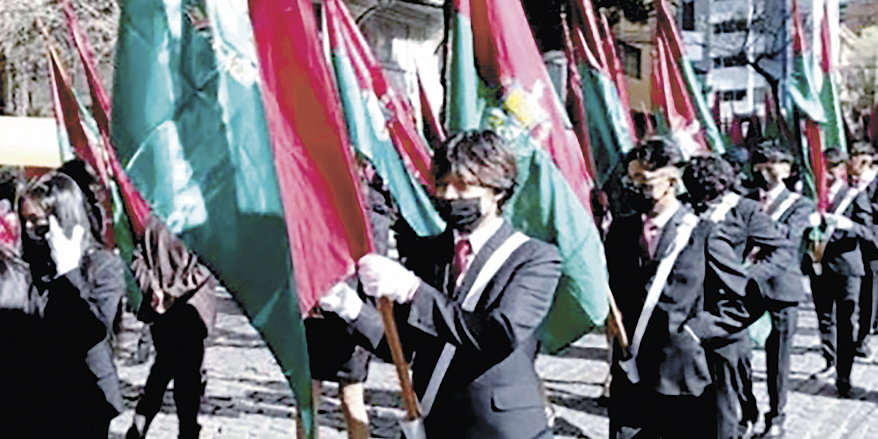 Estudiantes en desfile por el 16 de julio.