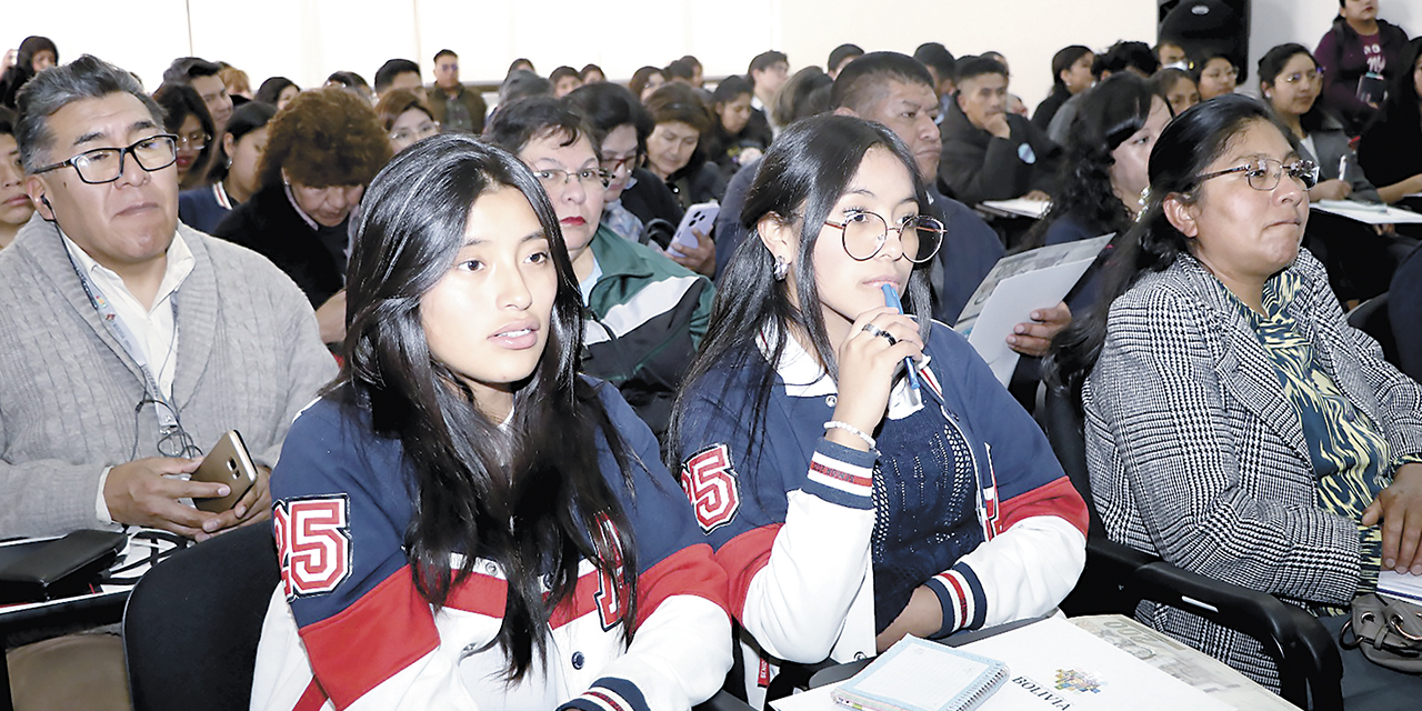 Estudiantes y maestros se capacitan en economía financiera.
