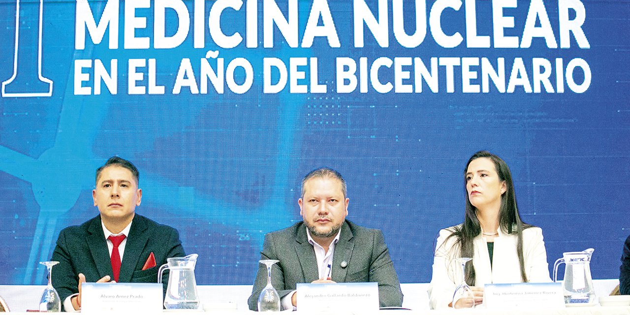 El ministro Alejandro Gallardo en  el primer encuentro de medicina nuclear.