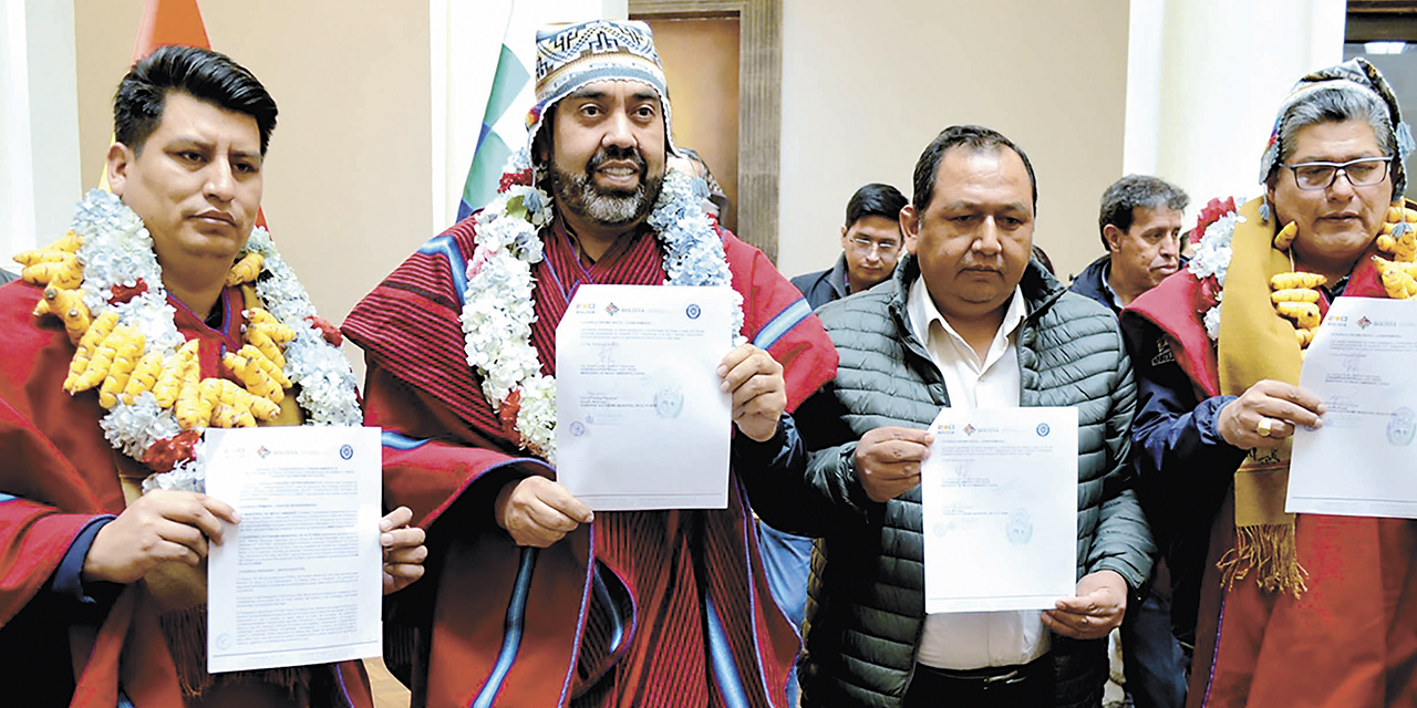 El ministro Álvaro Ruiz (centro) y representantes municipales con los convenios firmados.