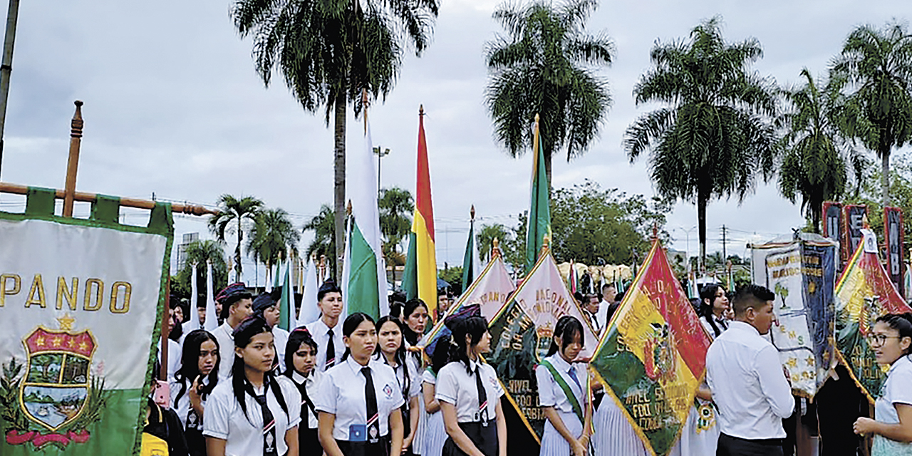 Estudiantes participan en un desfile cívico-cultural.