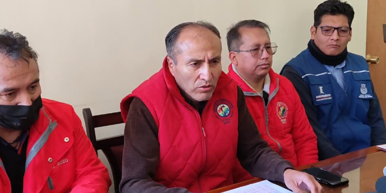 El director del Sedes Oruro, Juan Rasguido, en conferencia de prensa.