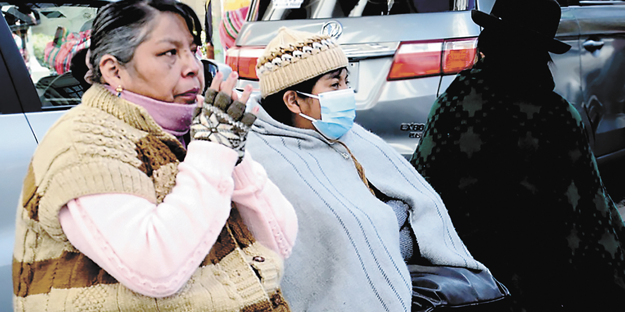 La población se abriga ante las bajas temperaturas.