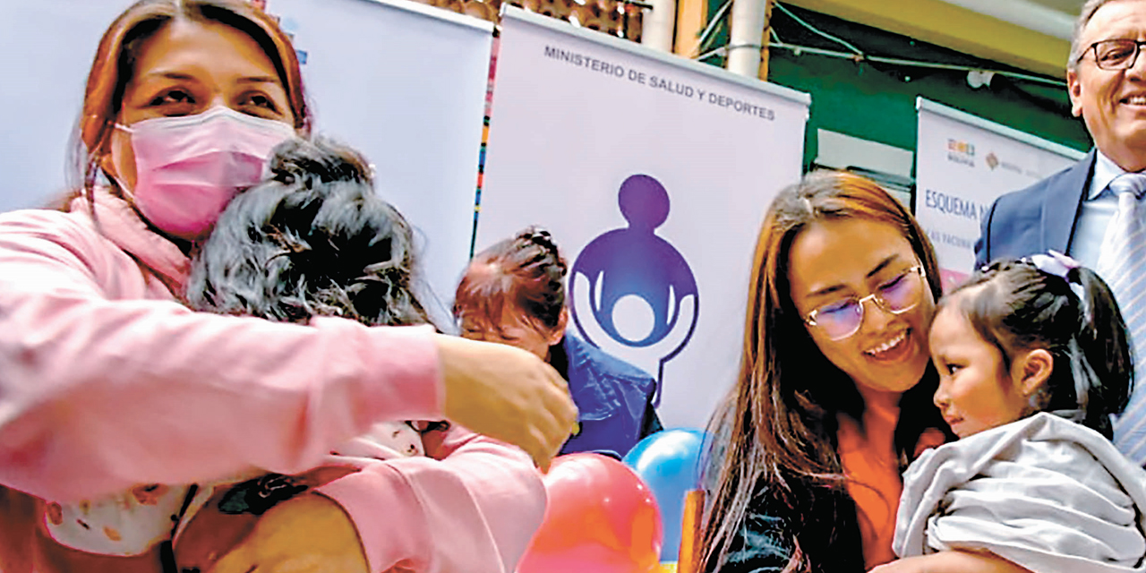 Niños menores de cinco años son vacunados contra la epidemia del sarampión.