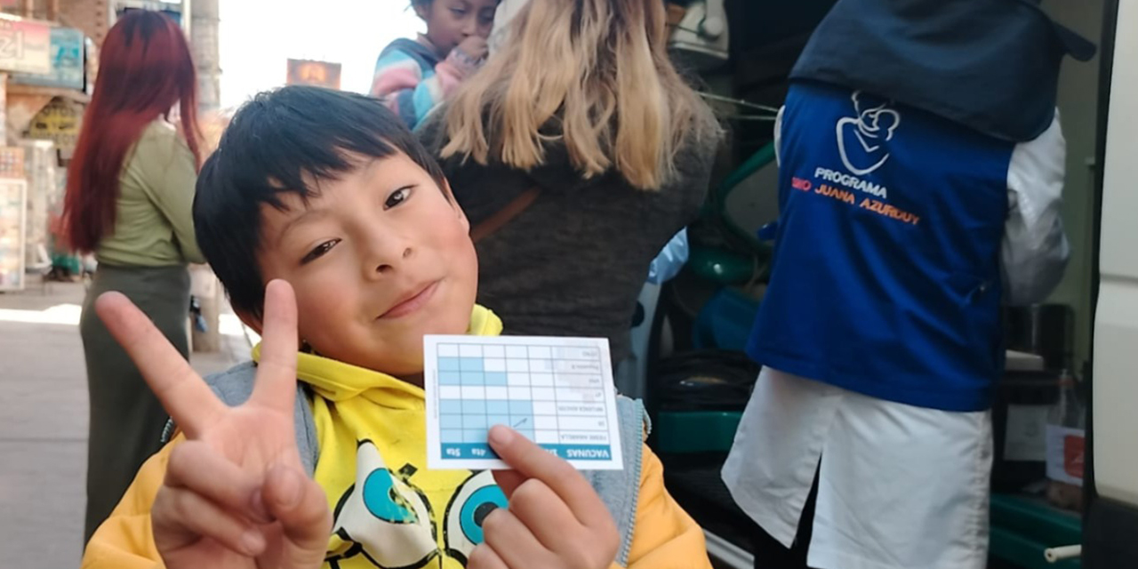 Las niñas y los niños de la ciudad de La Paz reciben con alegría a las brigadas de salud