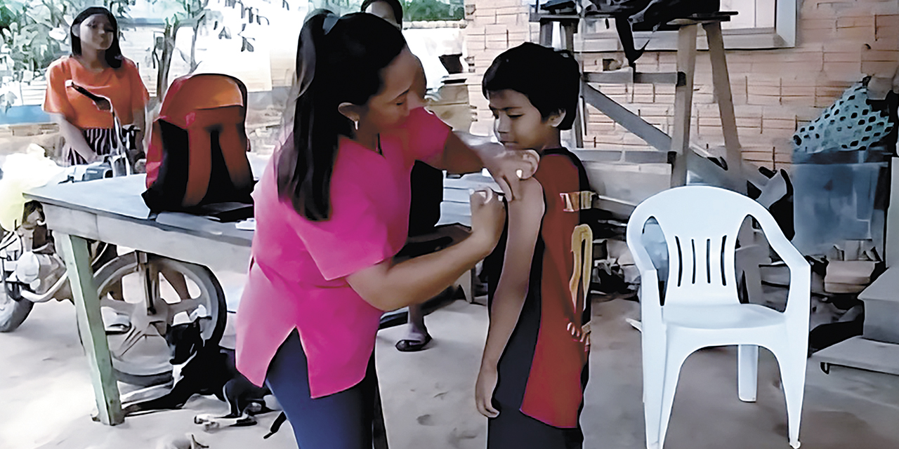 Un niño recibe la vacuna. 