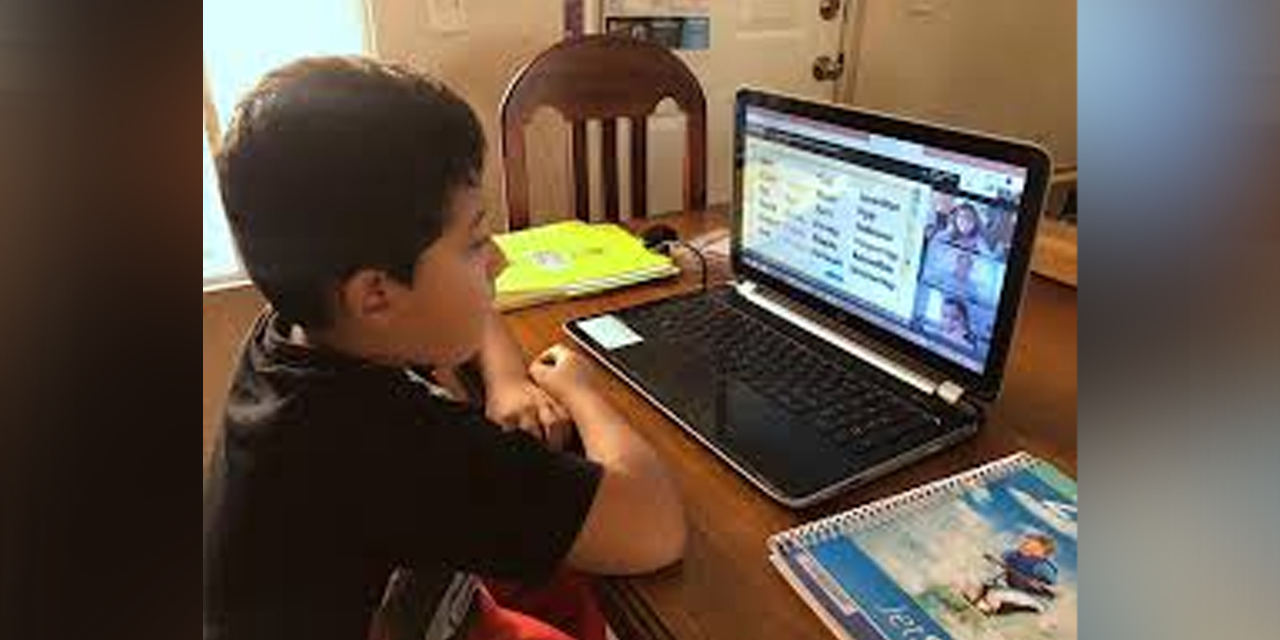 Niños pasan clases virtuales.