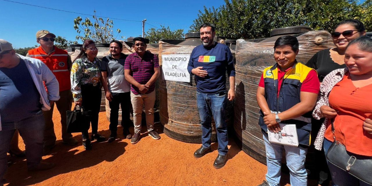 Las familias damnificadas reciben tanques de agua