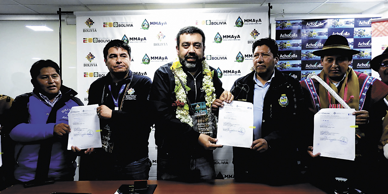 Convenio firmado entre el Gobierno y autoridades de la Alcaldía de Achocalla.