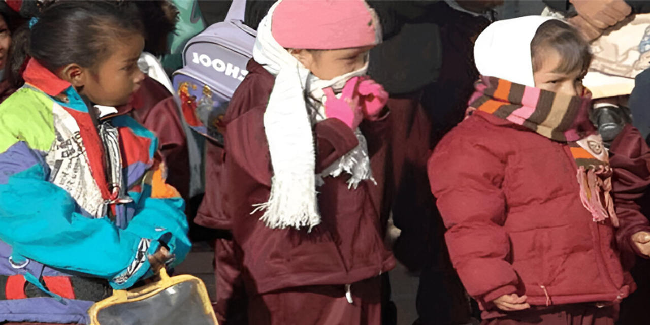 Estudiantes de primaria asisten a sus clases bien abrigados. 
