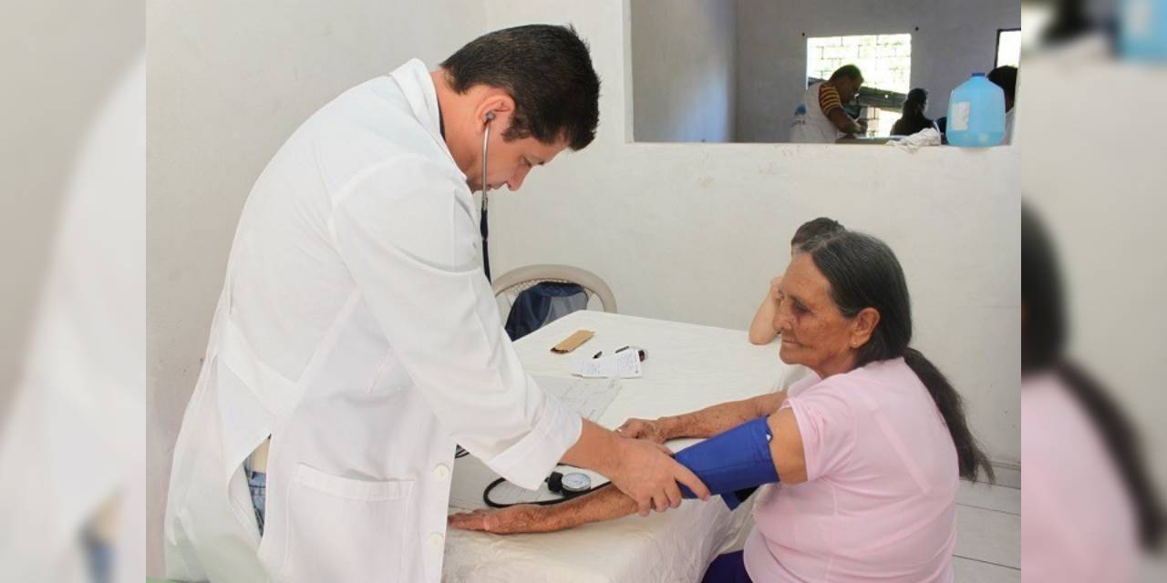 Una señora es atendida por un médico Angela Marquez