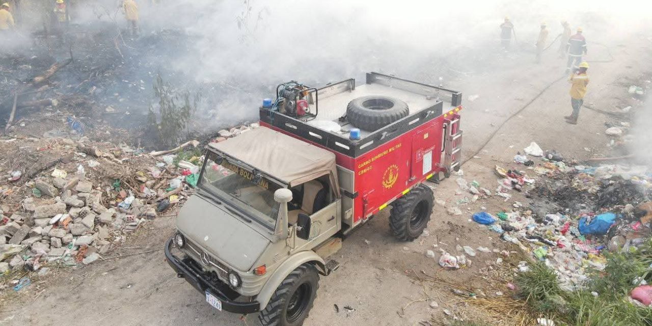 Bomberos forestales sofocan un incendio.