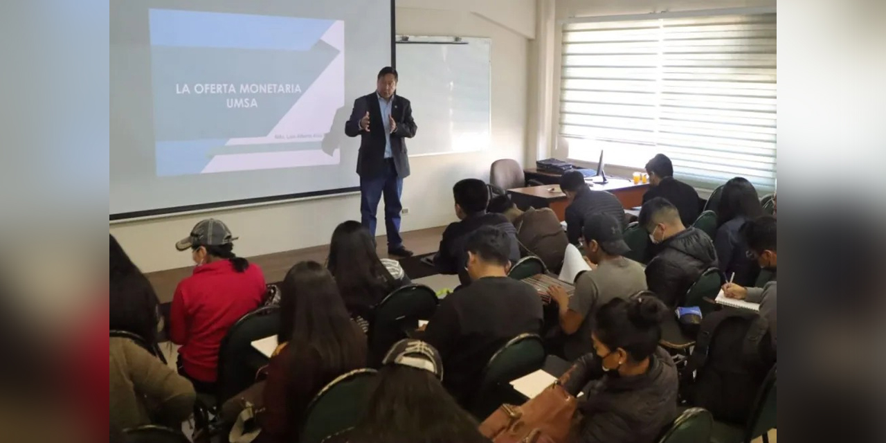 El presidente Luis Arce dando una de sus clases.