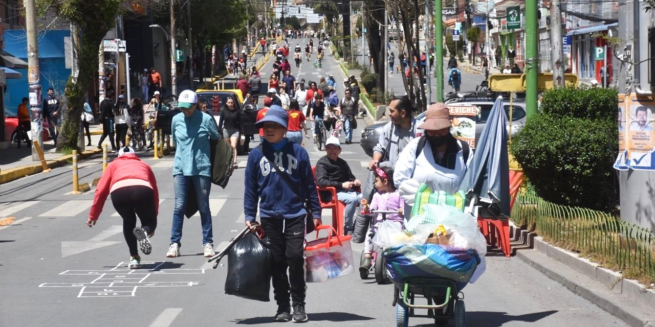 Las calles paceñas se llenaron de comerciantes y de personas que salieron a caminar.