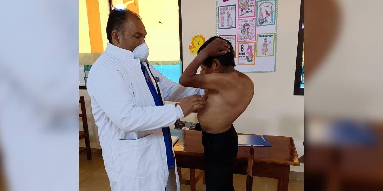 Un médico atiende a una persona con discapacidad.