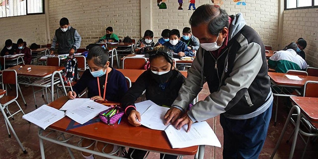 Profesor explicando a su alumna.