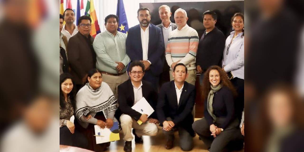 Álvaro Ruiz y un grupo de organizadores. 